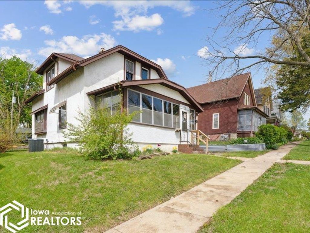 Photo of 519 S 8Th Street, Burlington, IA 52601 (MLS # 6333448)