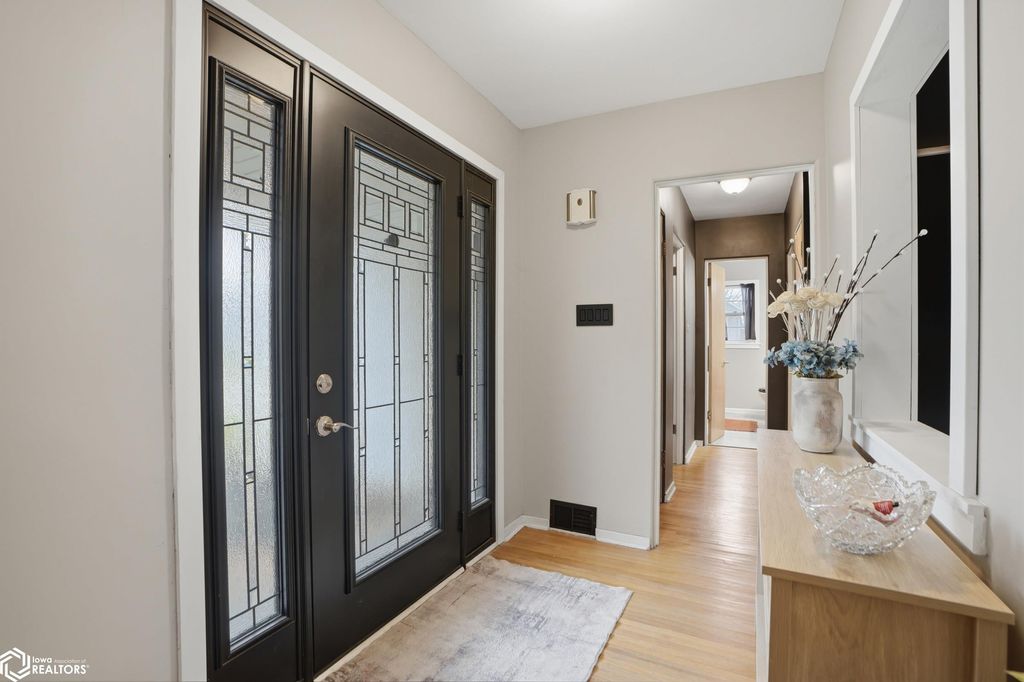 Photo of 100 Orchard Place, Burlington, IA 52601 (MLS # 6337113)