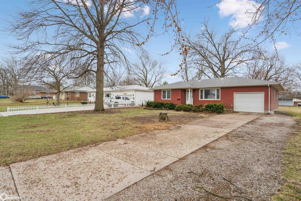 Photo of 605 S Locust Street, Mount Pleasant, IA 52641 (MLS # 6336298)