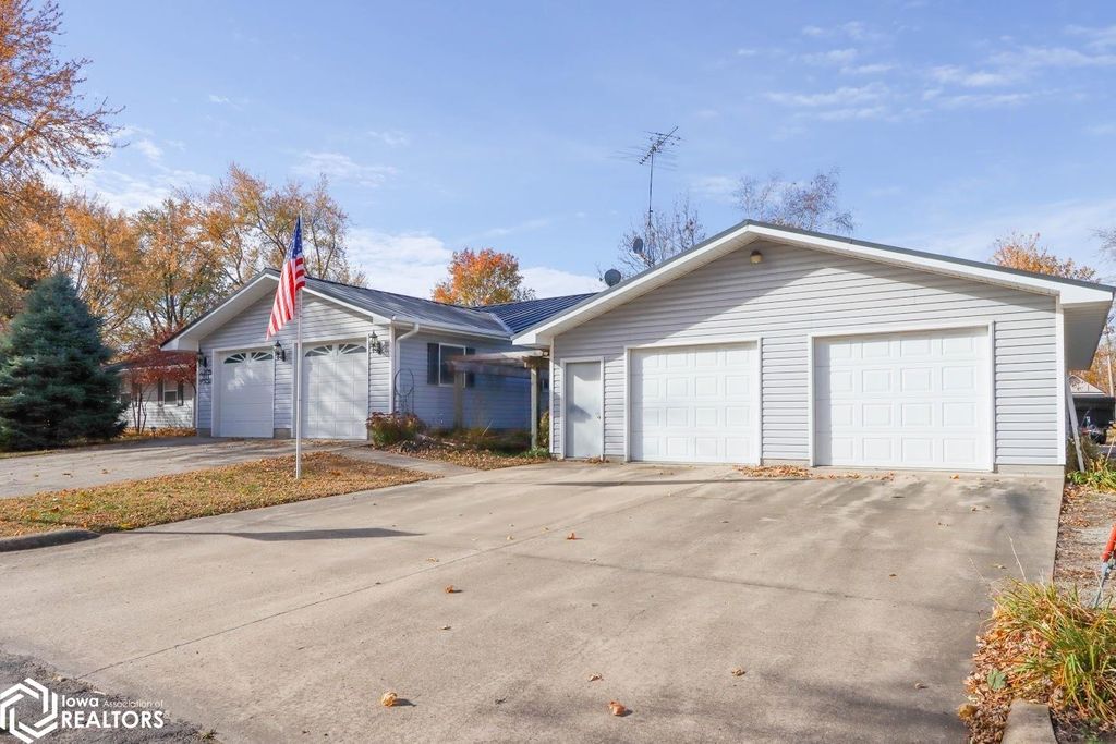 Photo of 201 N Chestnut St, Winfield, IA 52659 (MLS # 6332306)