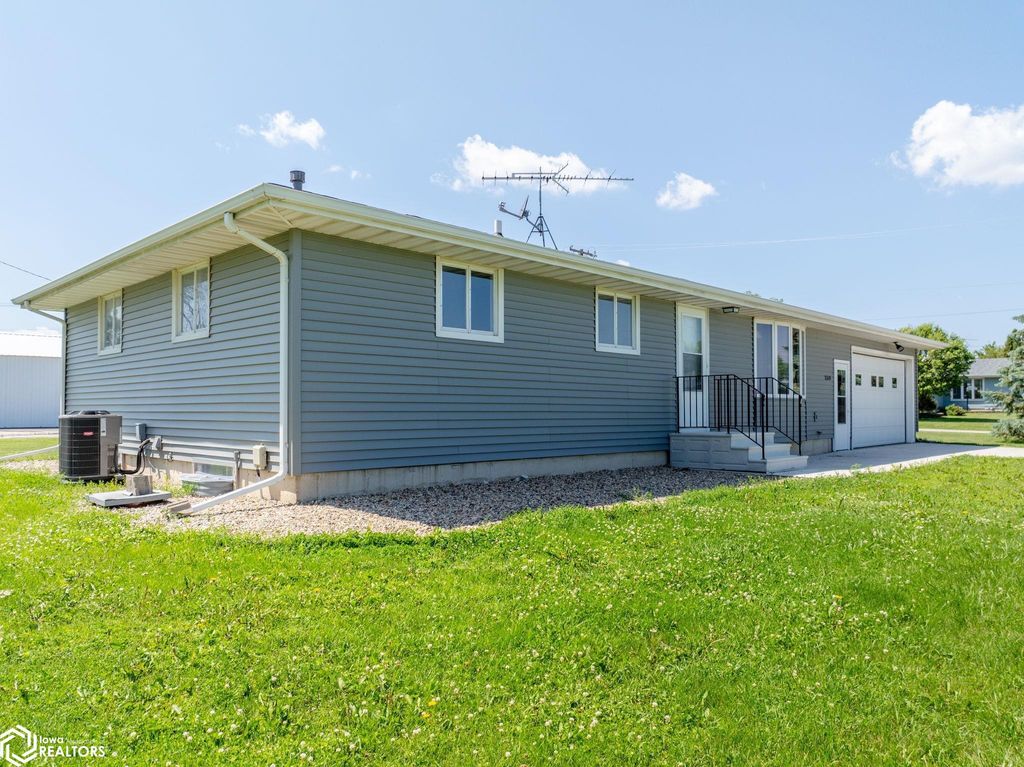 Photo of 3310 Delaware Avenue, Mason City, IA 50401 (MLS # 6335566)