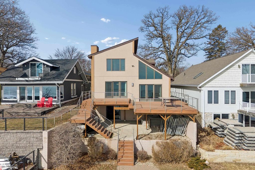 Photo of 1823 N Shore Drive, Clear Lake, IA 50428 (MLS # 6336329)