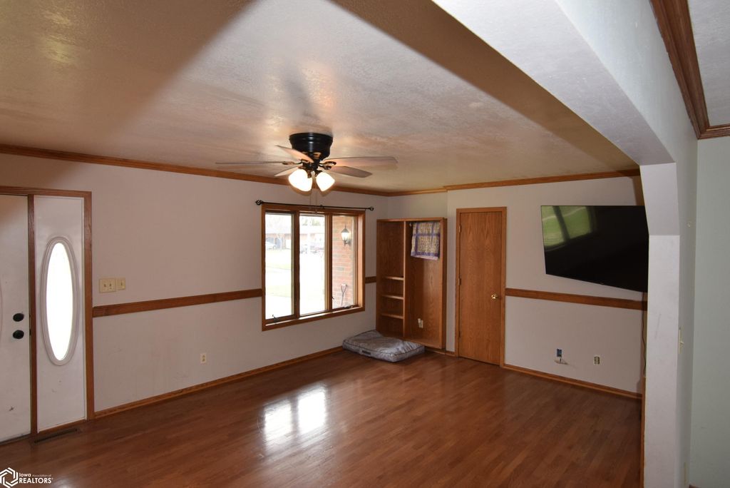 Photo of 603 SE 2Nd Street, Eagle Grove, IA 50533 (MLS # 6337151)