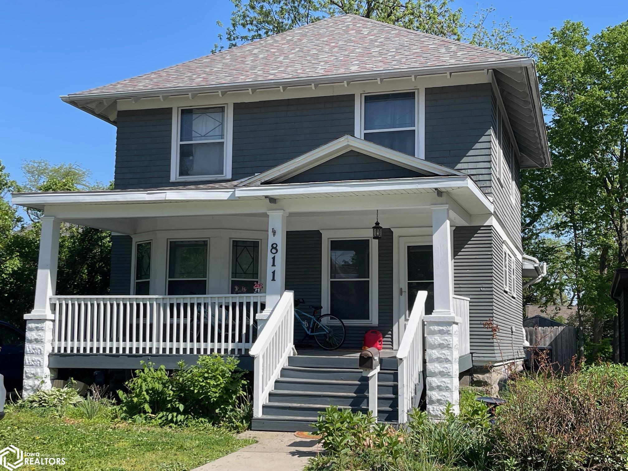 Photo 1 of 19 — 811 8th Avenue, Grinnell, IA 50112