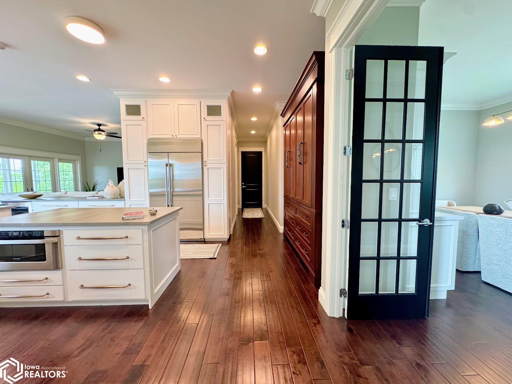 Burlington, Iowa, 52601, United States, 5 Bedrooms Bedrooms, ,5 BathroomsBathrooms,Residential,Active,2052140