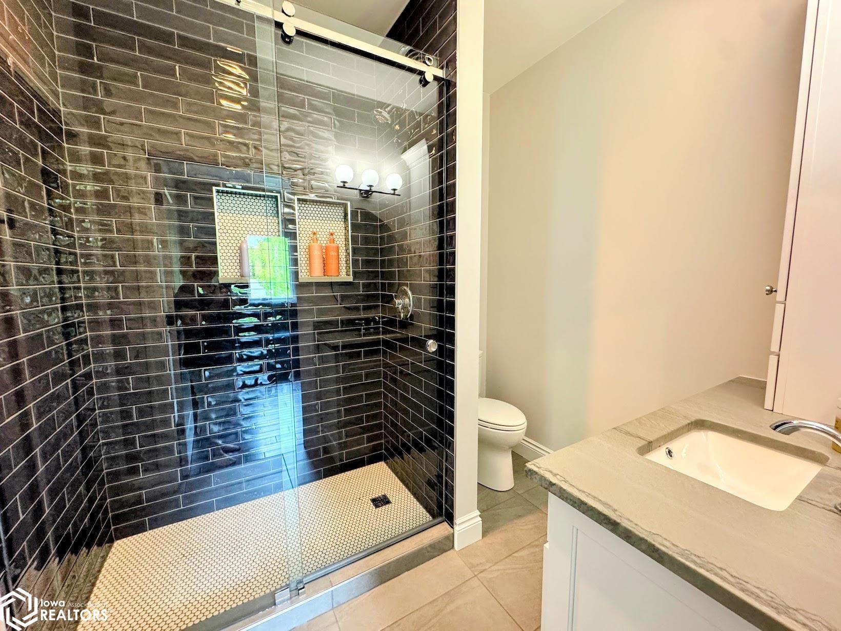 Burlington, Iowa, 52601, United States, 5 Bedrooms Bedrooms, ,5 BathroomsBathrooms,Residential,Active,2052140