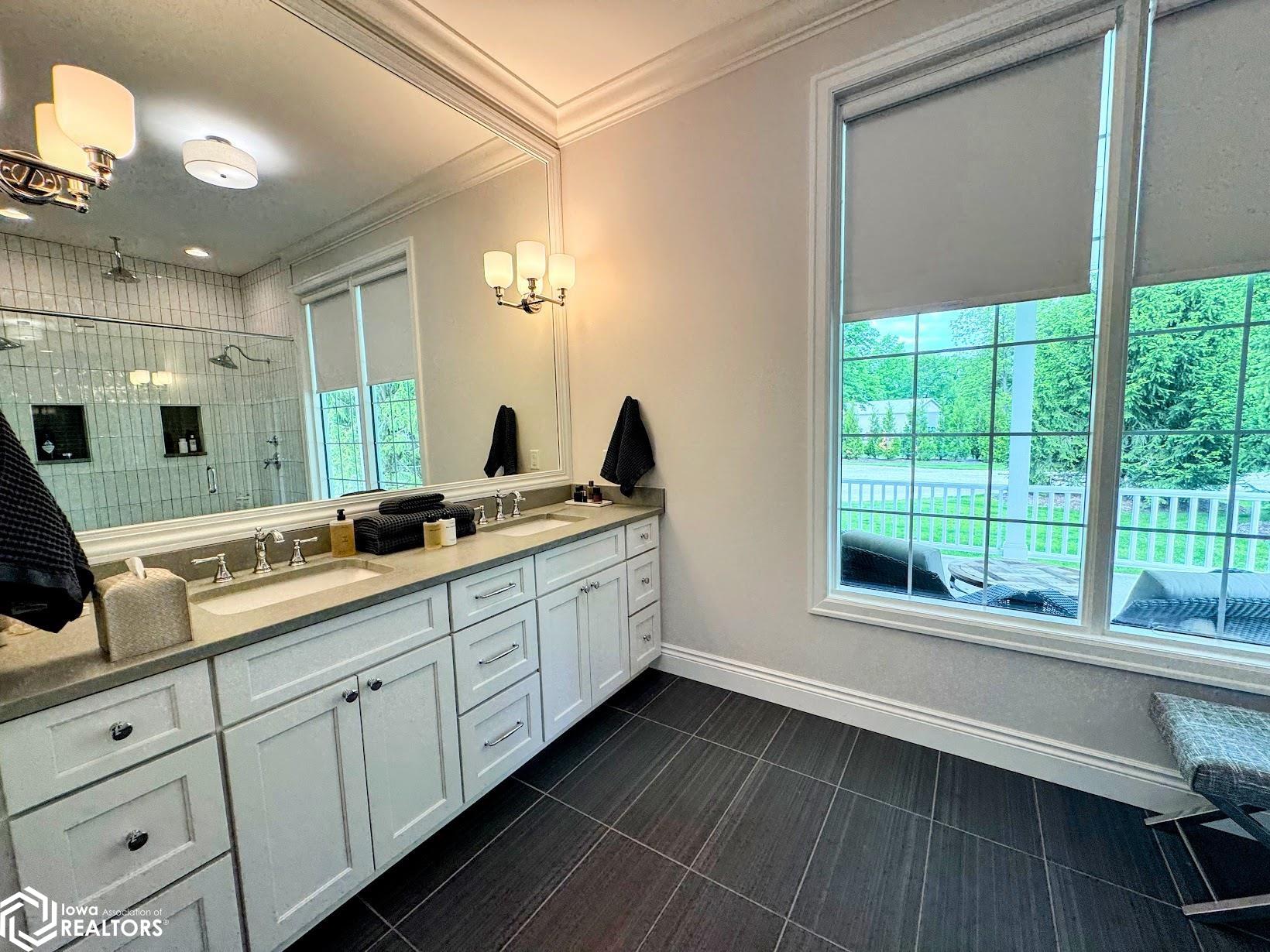 Burlington, Iowa, 52601, United States, 5 Bedrooms Bedrooms, ,5 BathroomsBathrooms,Residential,Active,2052140