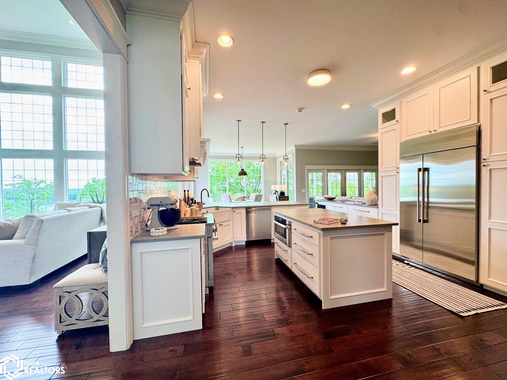 Burlington, Iowa, 52601, United States, 5 Bedrooms Bedrooms, ,5 BathroomsBathrooms,Residential,Active,2052140