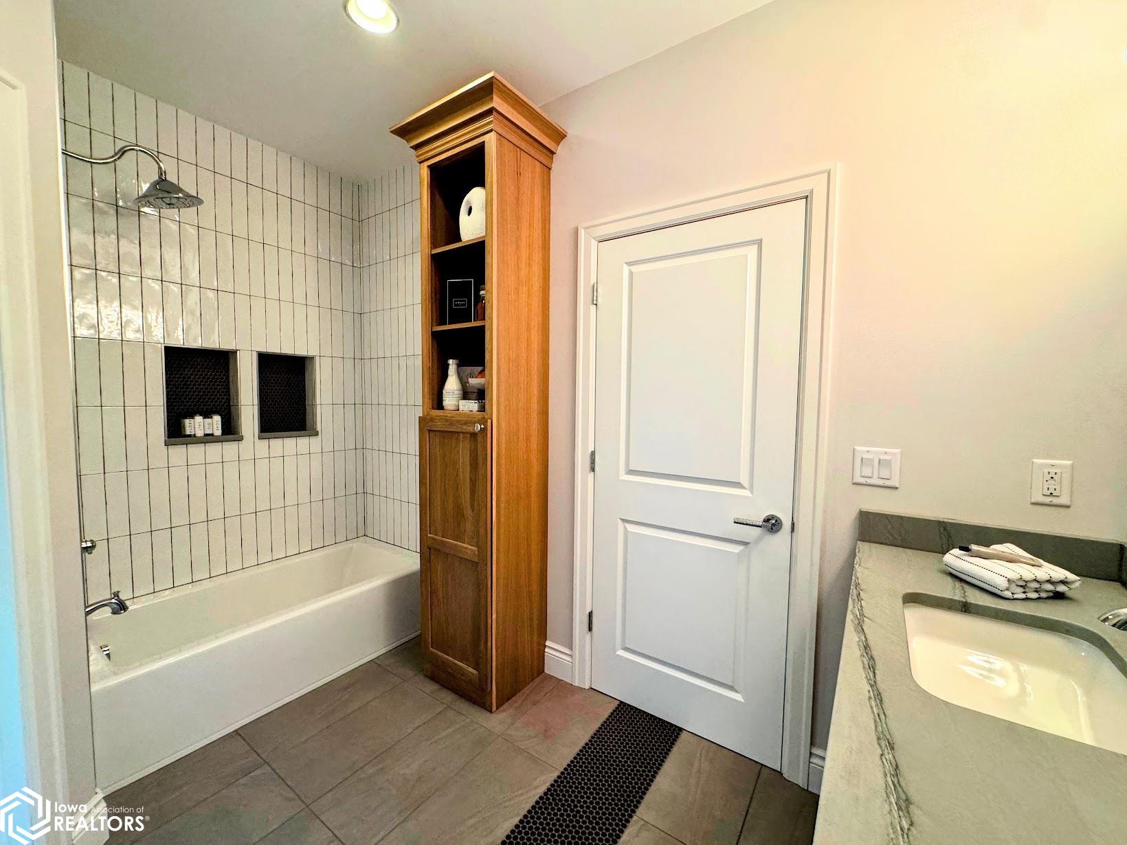 Burlington, Iowa, 52601, United States, 5 Bedrooms Bedrooms, ,5 BathroomsBathrooms,Residential,Active,2052140