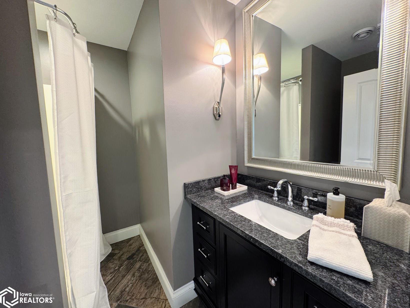 Burlington, Iowa, 52601, United States, 5 Bedrooms Bedrooms, ,5 BathroomsBathrooms,Residential,Active,2052140
