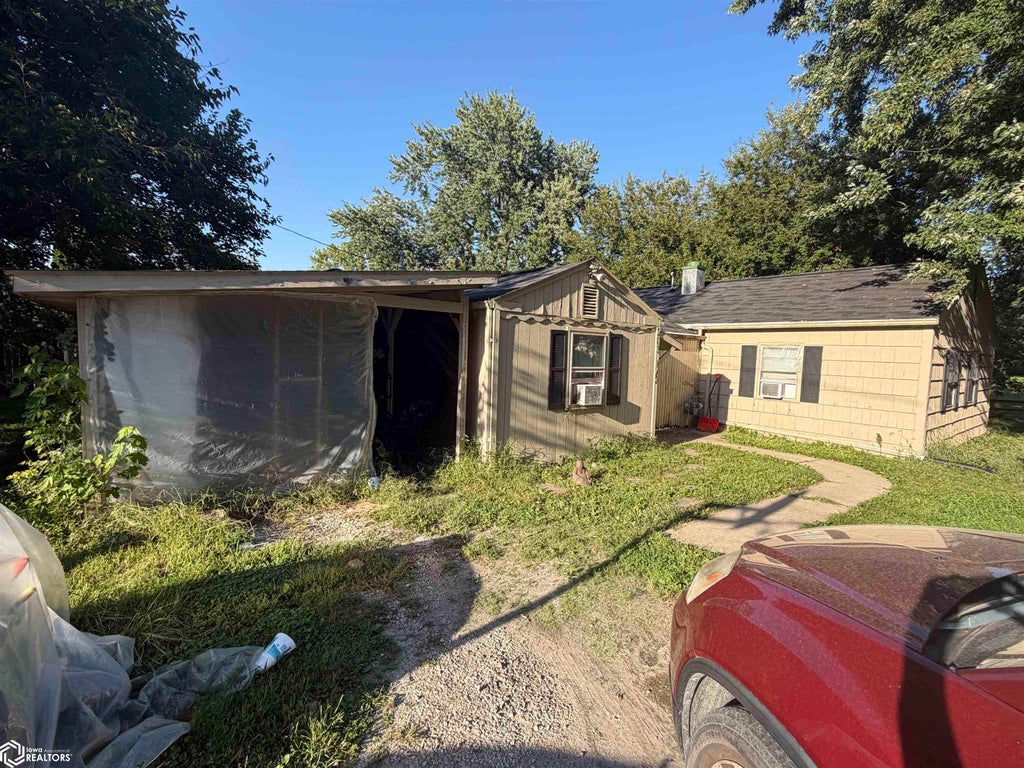 Photo of 201 1/2 E Fillmore Avenue, Fairfield, IA 52556 (MLS # 6342405)