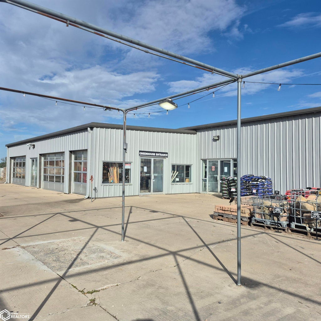 Photo of 2857 N Court Rd. CT, Ottumwa, IA 52501 (MLS # 6343515)