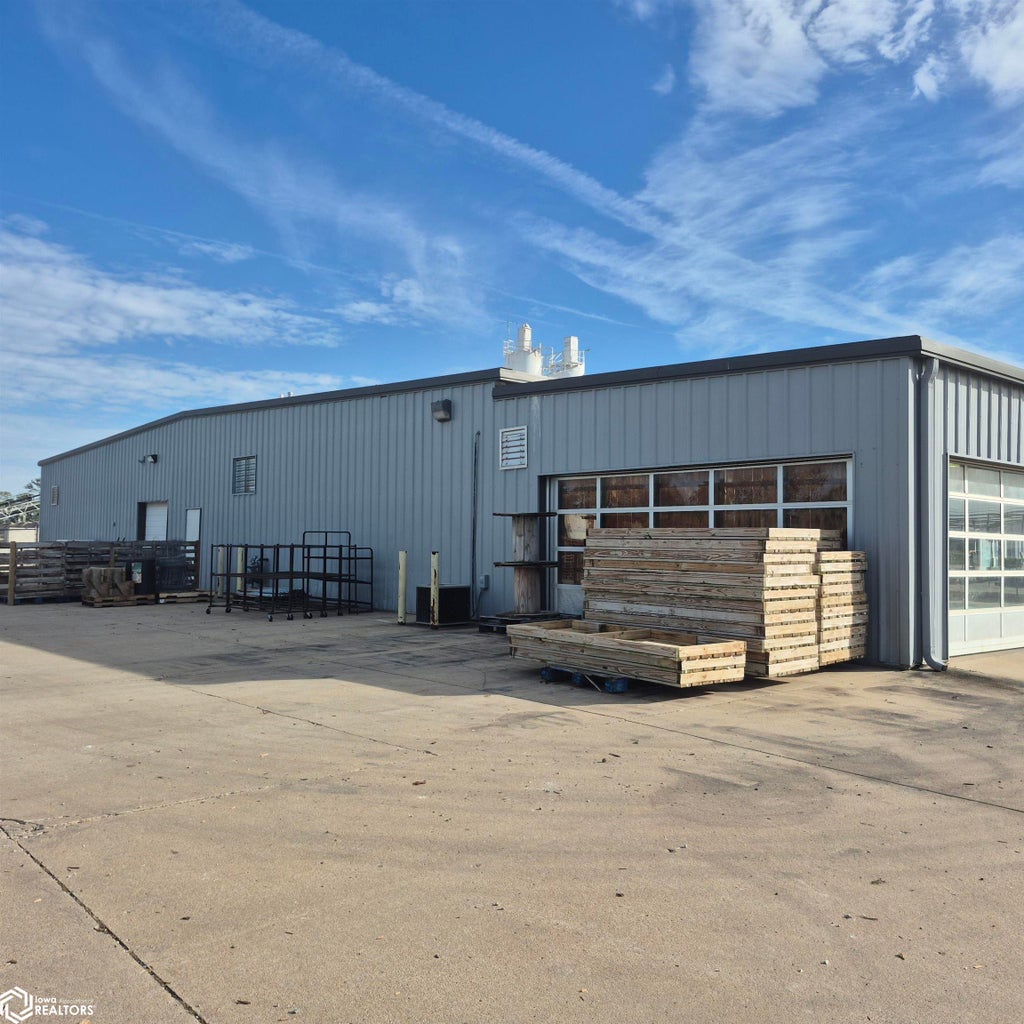 Photo of 2857 N Court Rd. CT, Ottumwa, IA 52501 (MLS # 6343515)