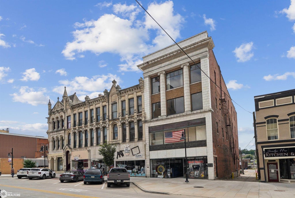 Photo of 411 Jefferson Street, Burlington, IA 52601 (MLS # 6341400)