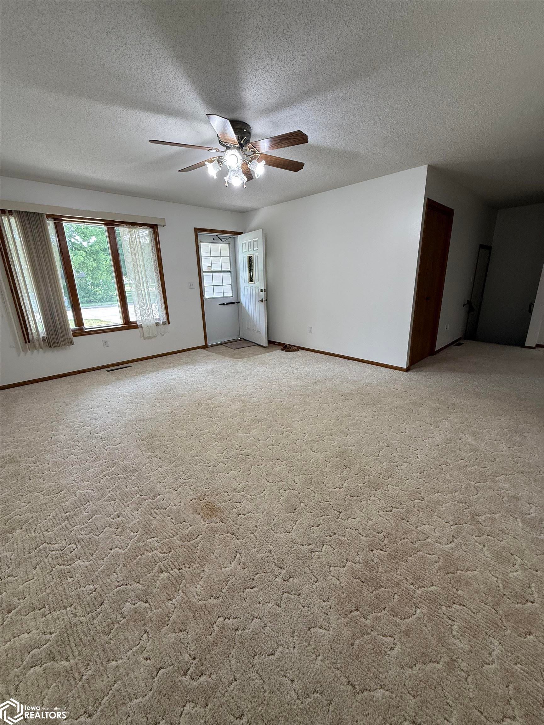 277 4th St SE 2 - Photo 4