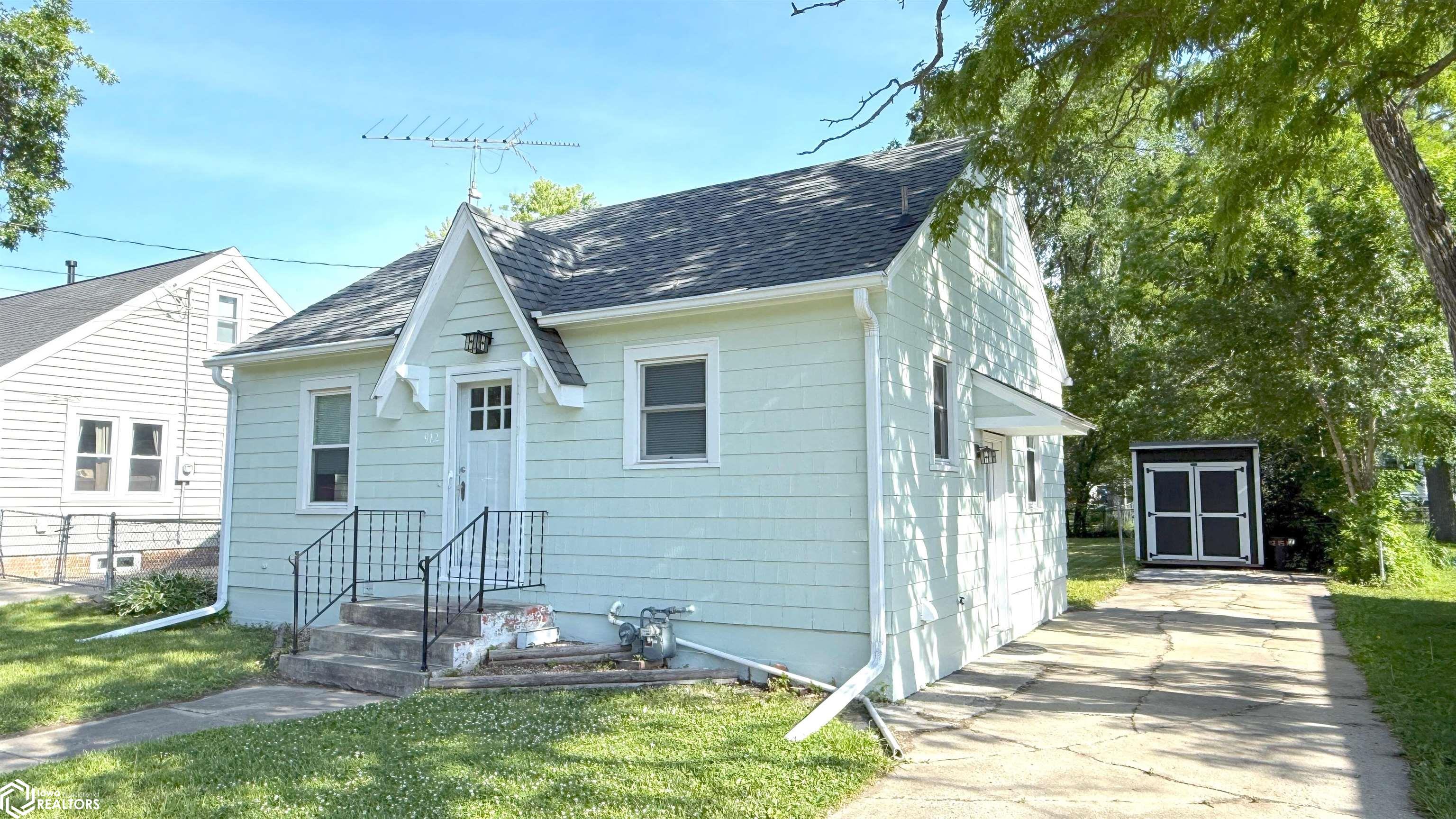 Photo 1 of 18 — 912 15th Street NE, Mason City, IA 50401