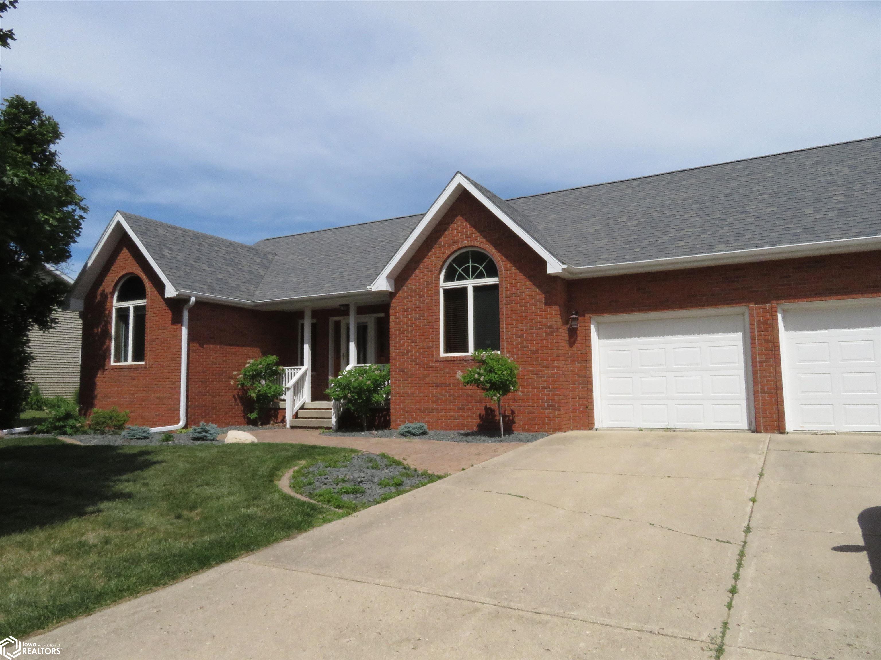Photo 1 of 33 — 1523 1st St SW, Clarion, IA 50525