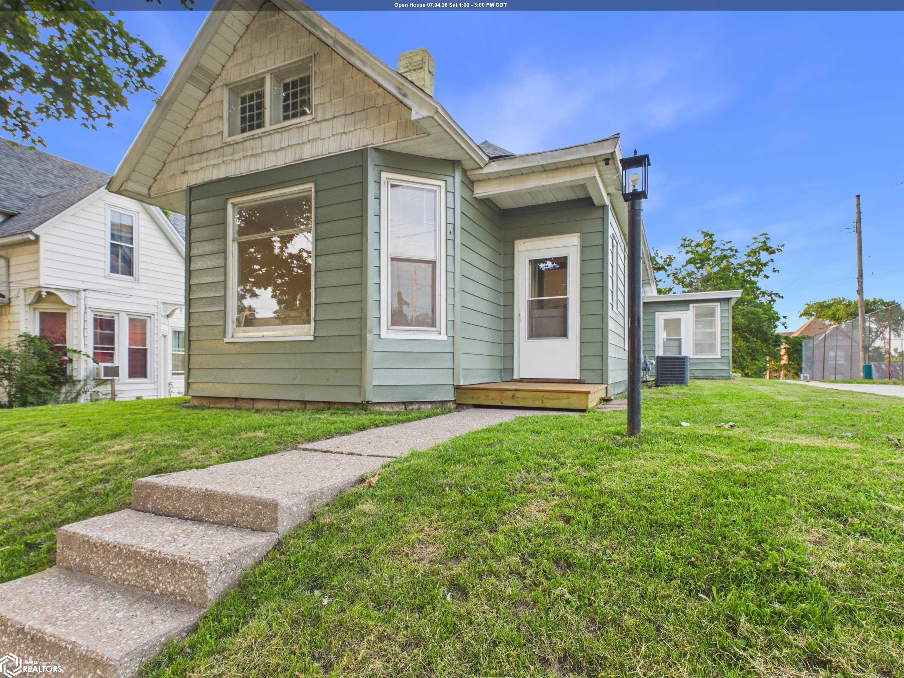 Photo 1 of 40 — 1408 Valley Street, Burlington, IA 52601