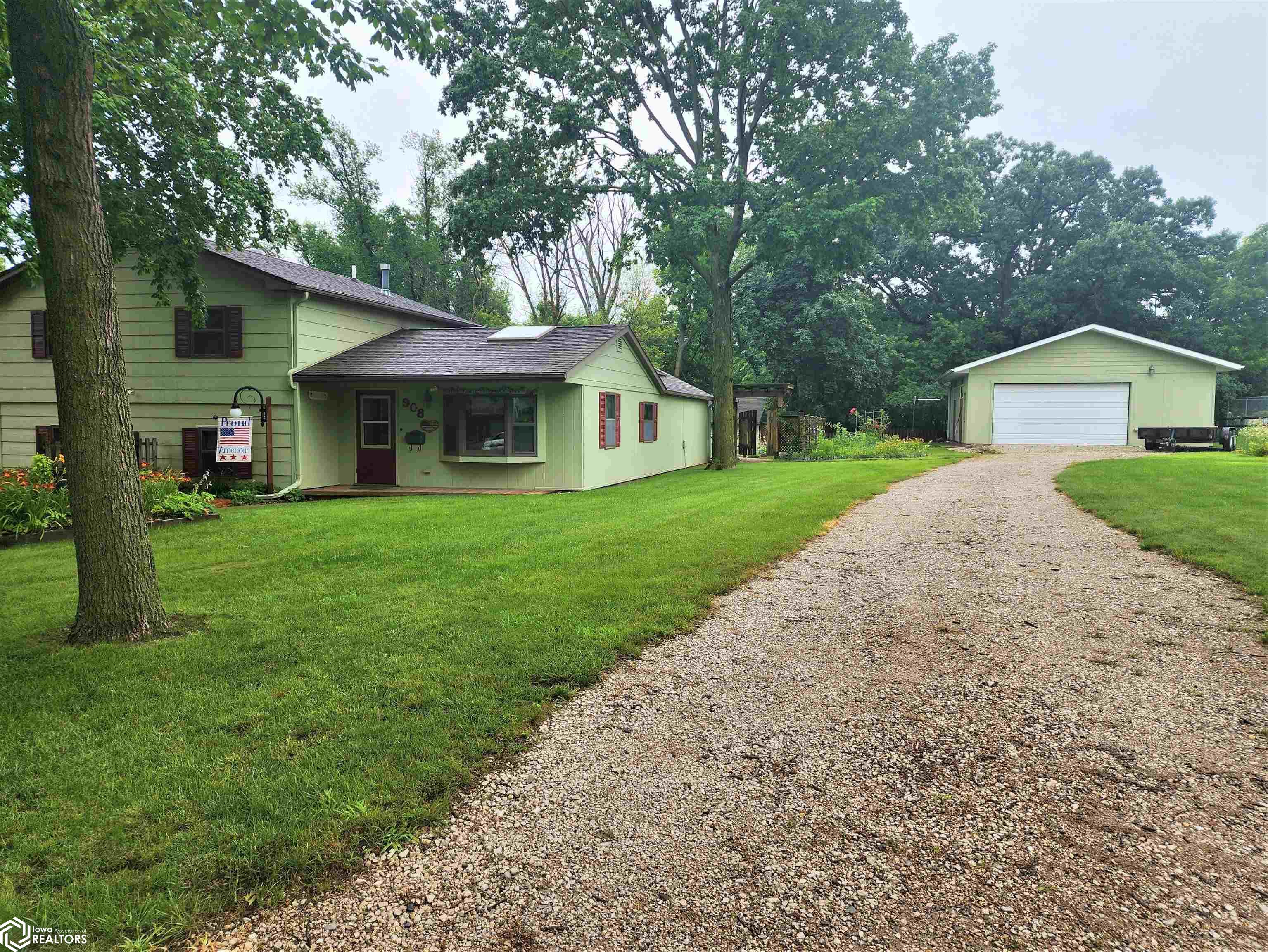 908 N Wooster Street - Photo 2