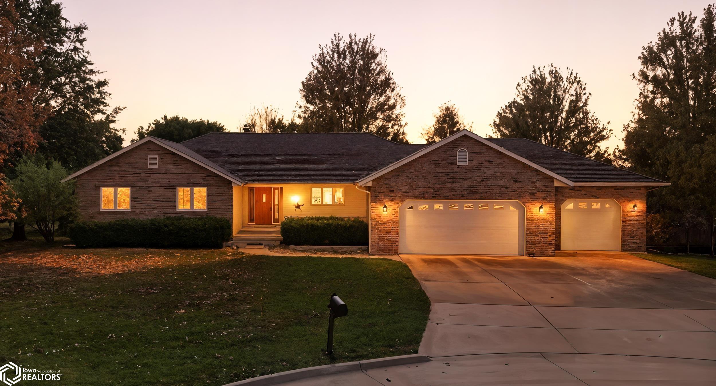 1002 E Oakbrook Place