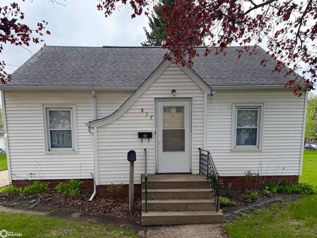 Photo of 817 Pierce St, Iowa Falls, IA 50126 (MLS # 6337689)