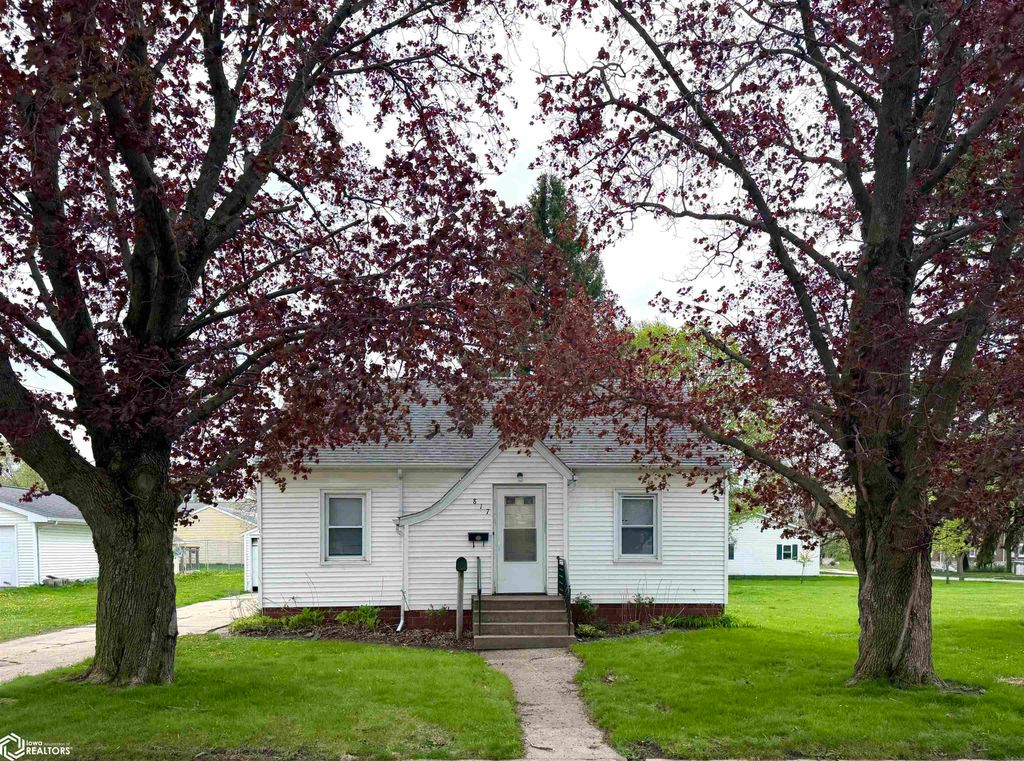 Photo of 817 Pierce St, Iowa Falls, IA 50126 (MLS # 6337689)
