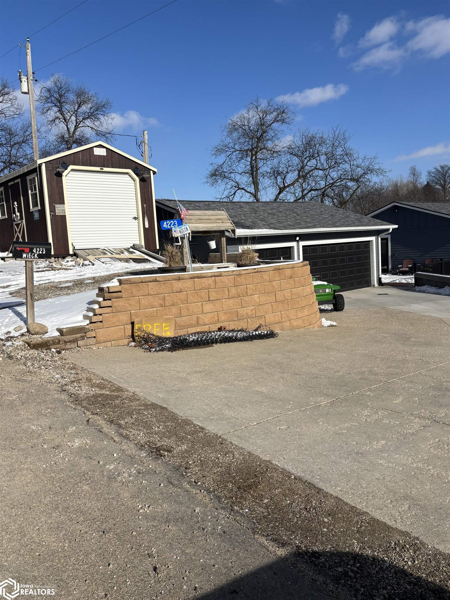 4223 W Lakeshore Drive