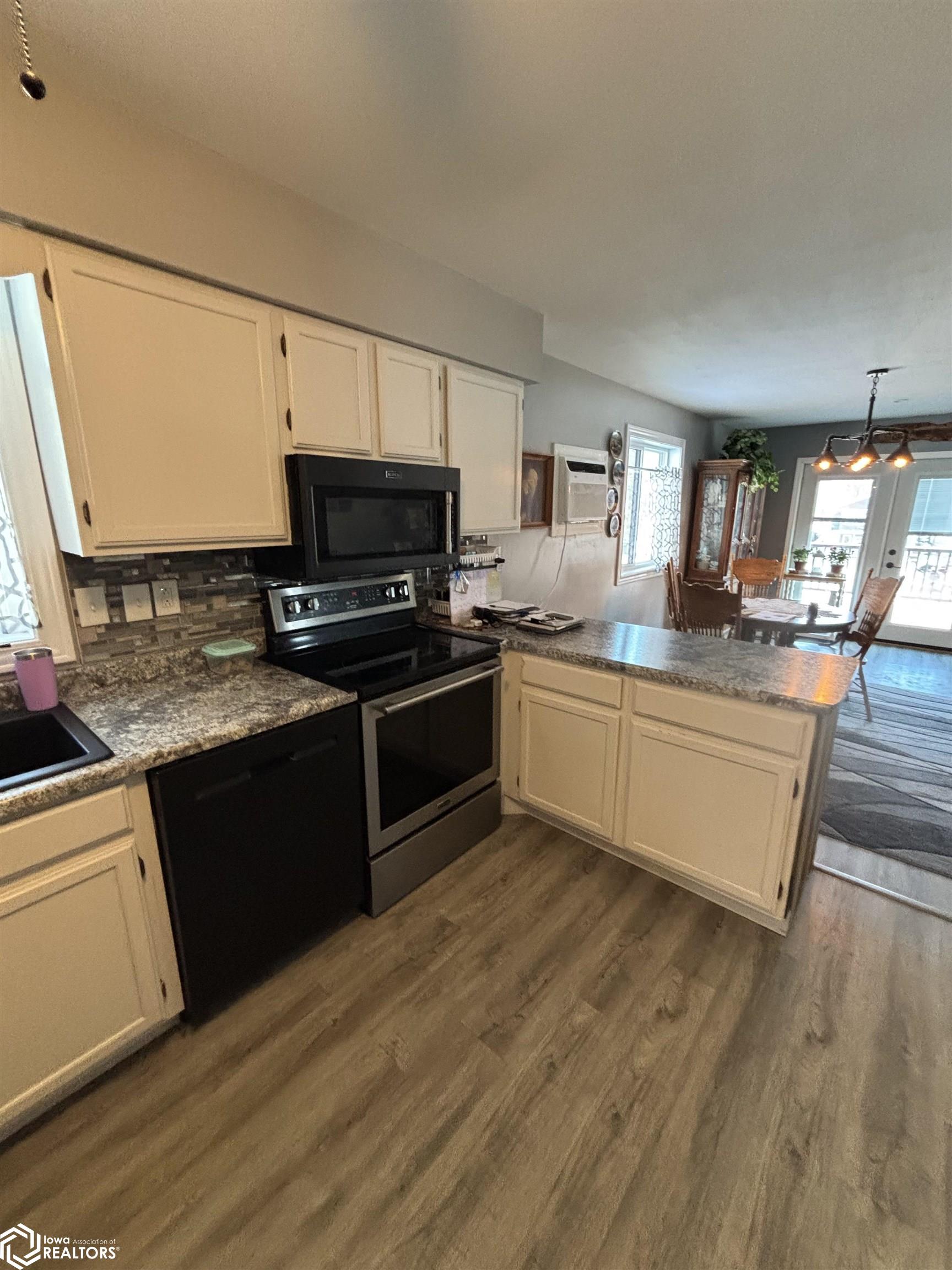 4223 W Lakeshore Drive