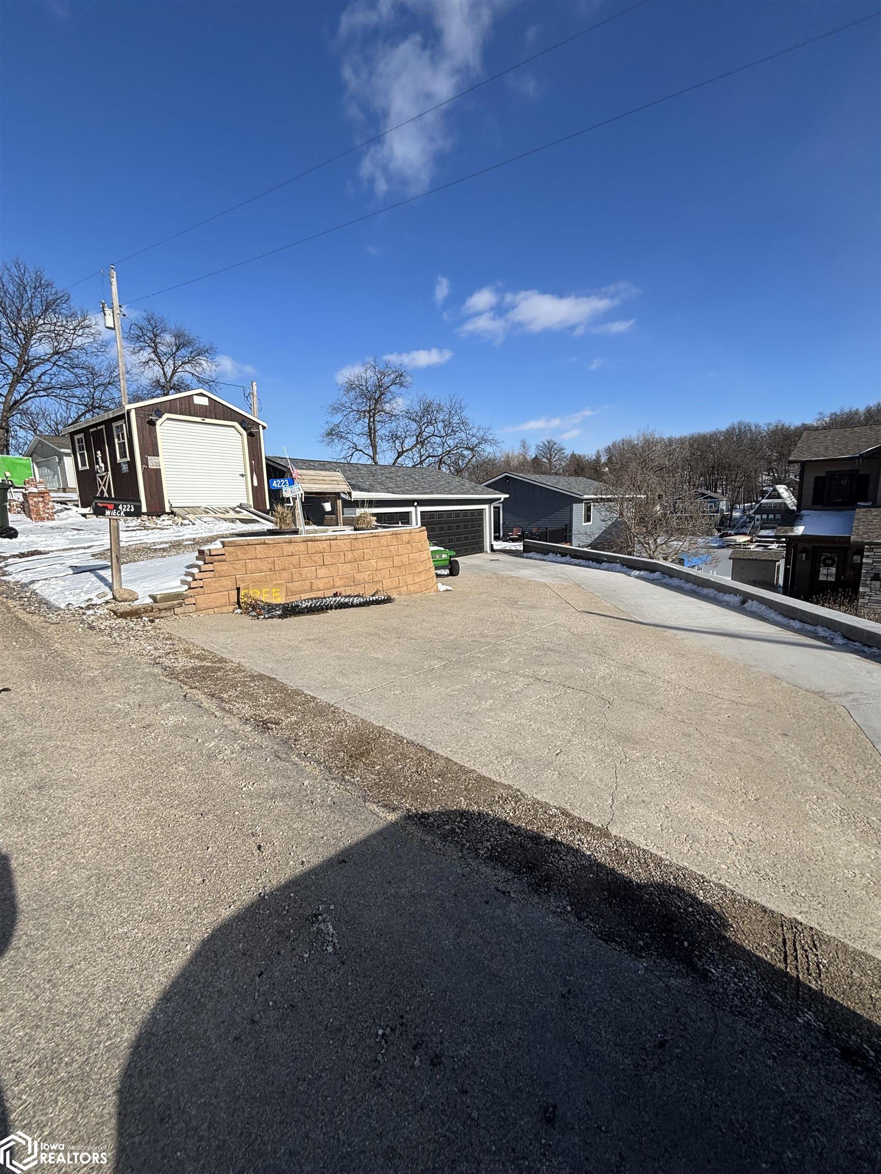 4223 W Lakeshore Drive