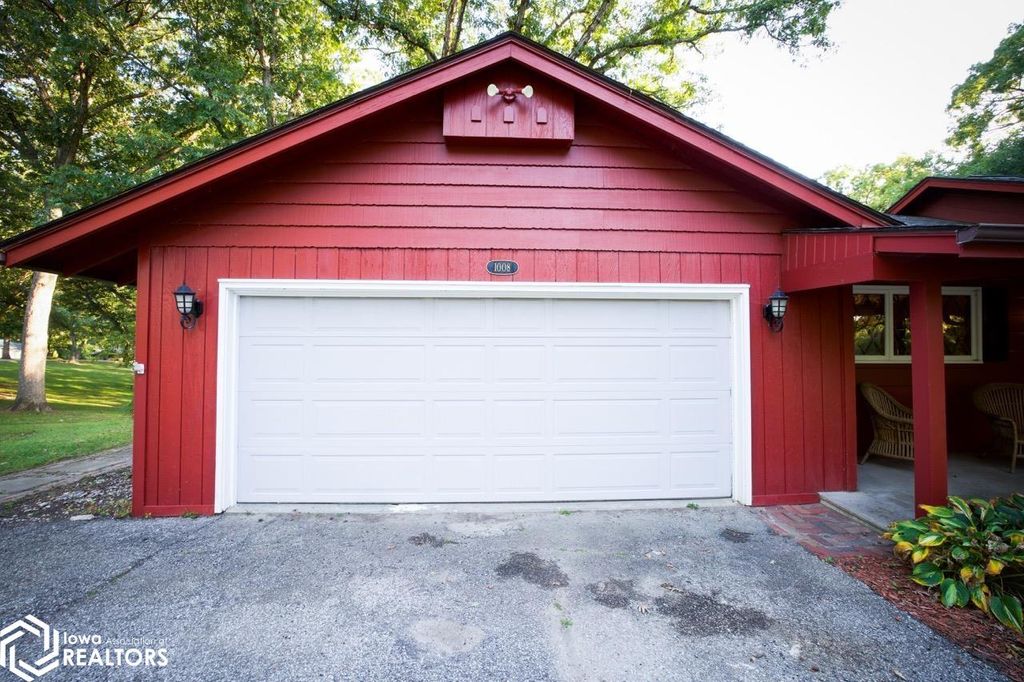 Photo of 1008 Westwood Dr. Dr, Mount Pleasant, IA 52641 (MLS # 6332280)