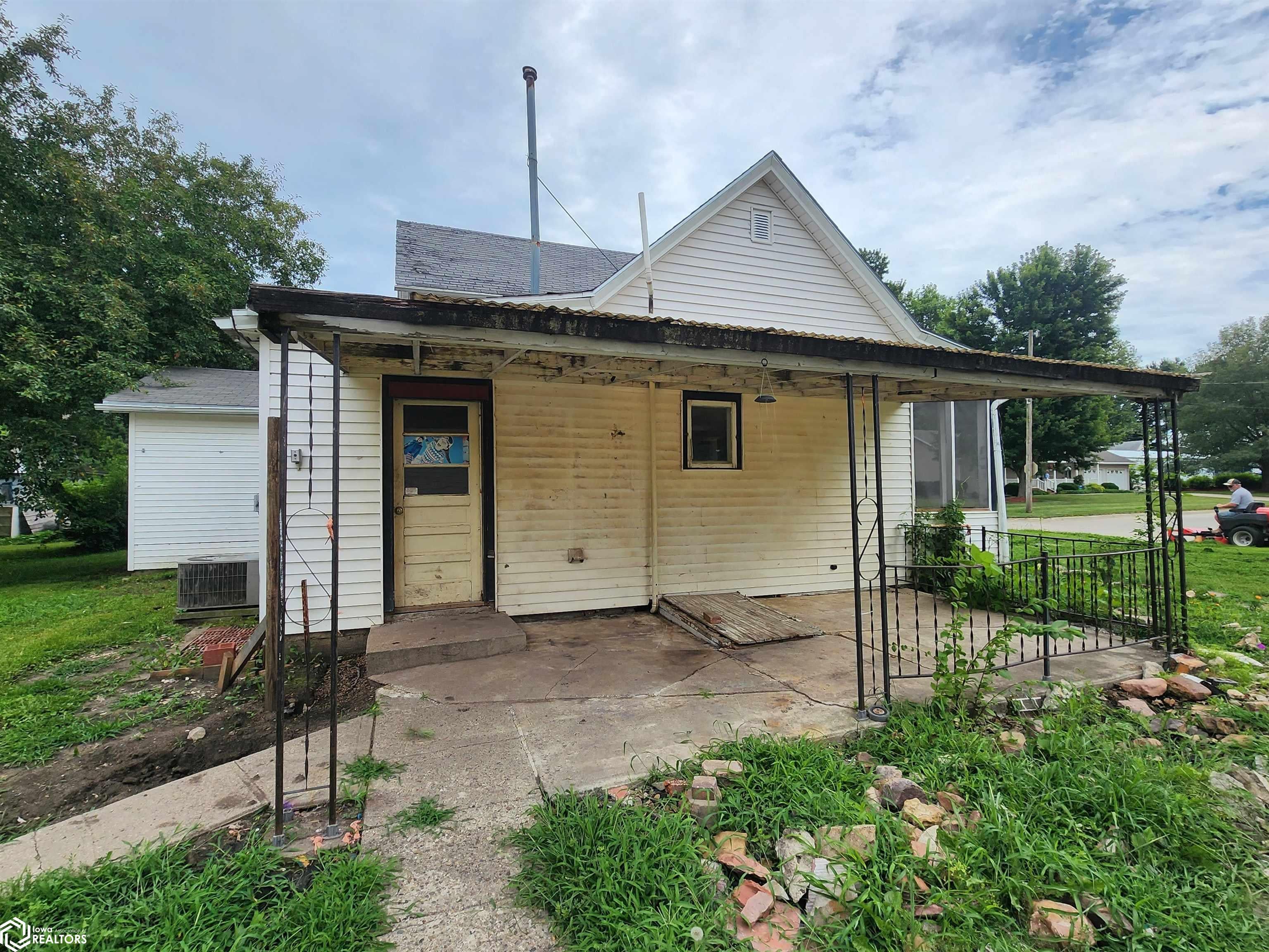 413 Whitney Street