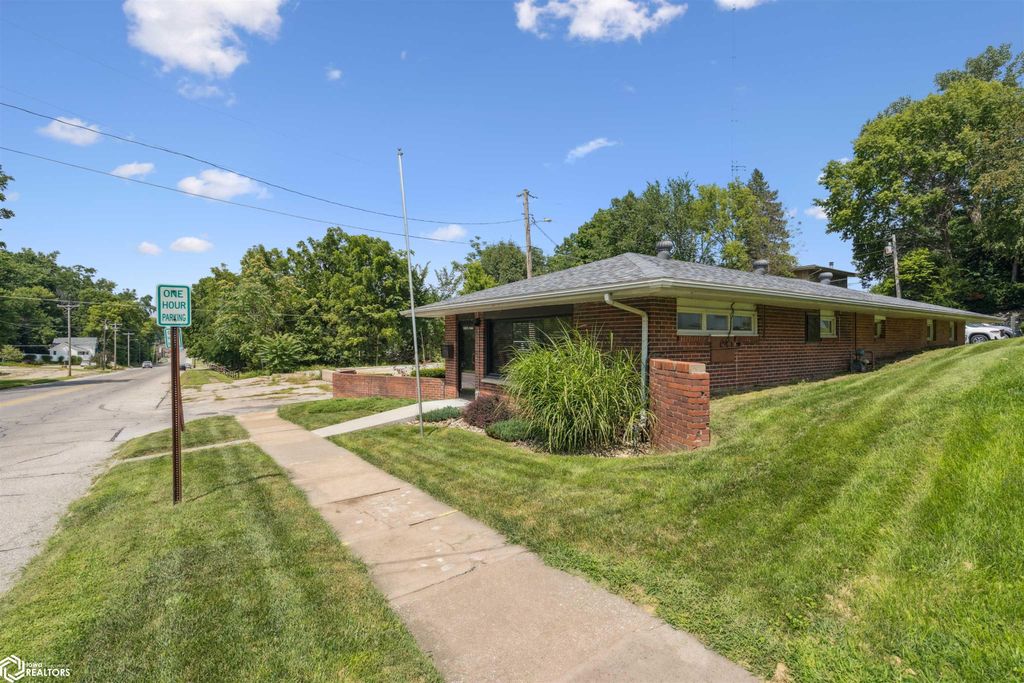Photo of 1240 S Main Street, Burlington, IA 52601 (MLS # 6330477)