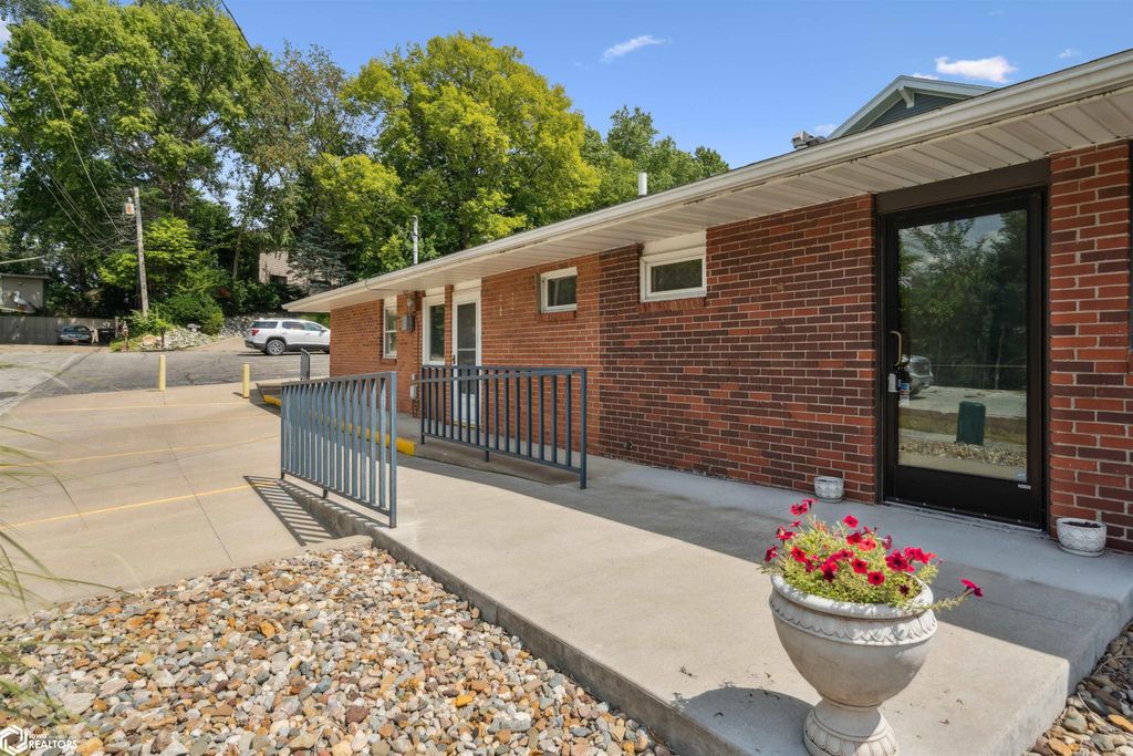 Photo of 1240 S Main Street, Burlington, IA 52601 (MLS # 6330477)