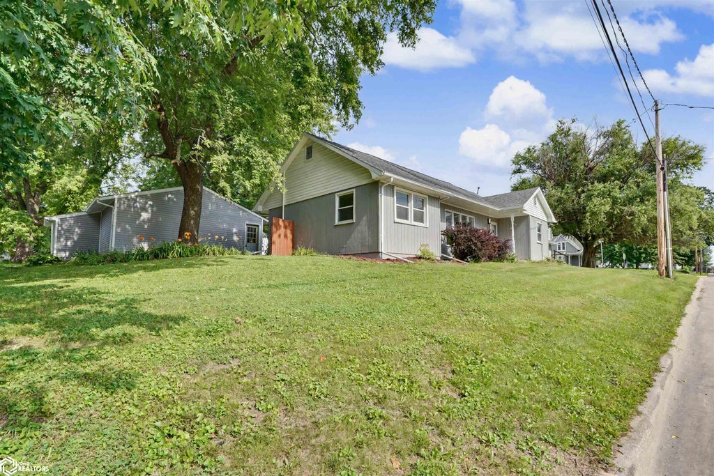 Photo of 303 S Locust St. ST, Mount Pleasant, IA 52641 (MLS # 6340279)