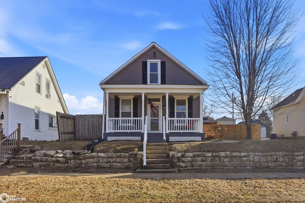 Photo of 308 S Adams Street, Burlington, IA 52601 (MLS # 6335013)