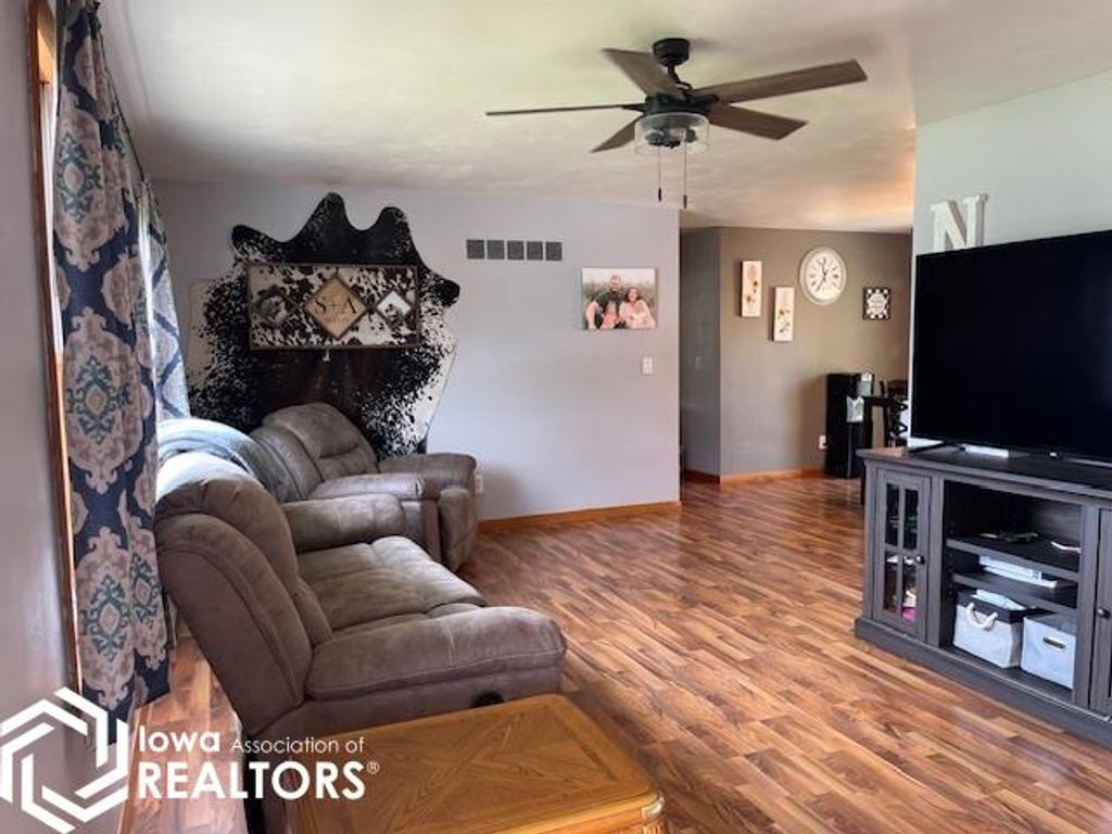 Photo of 611 S Adams Place, Mount Pleasant, IA 52641 (MLS # 6337976)