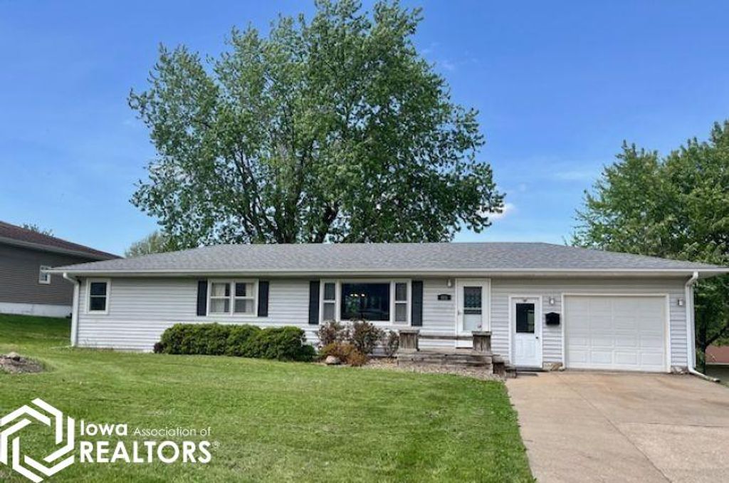 Photo of 611 S Adams Place, Mount Pleasant, IA 52641 (MLS # 6337976)