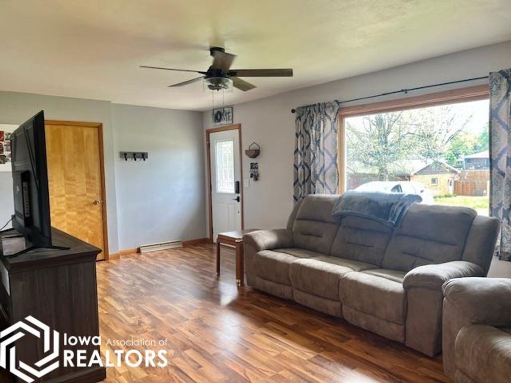 Photo of 611 S Adams Place, Mount Pleasant, IA 52641 (MLS # 6337976)