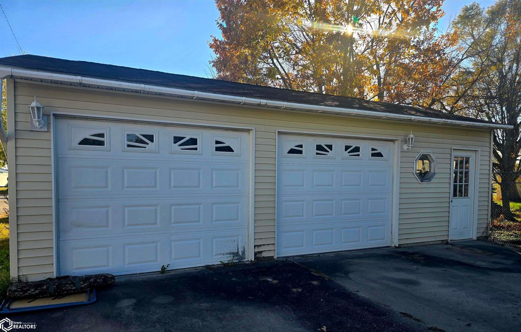 Photo of 606 E 11th Street, Vinton, IA 52349 (MLS # 6333456)