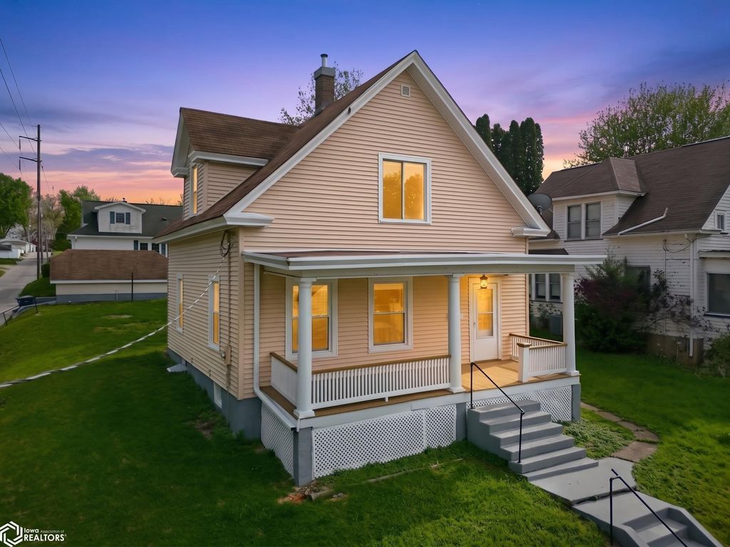 Photo of 315 Lewis Street, Burlington, IA 52601 (MLS # 6337683)