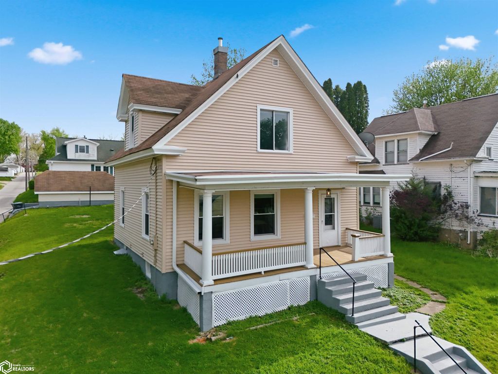 Photo of 315 Lewis Street, Burlington, IA 52601 (MLS # 6337683)