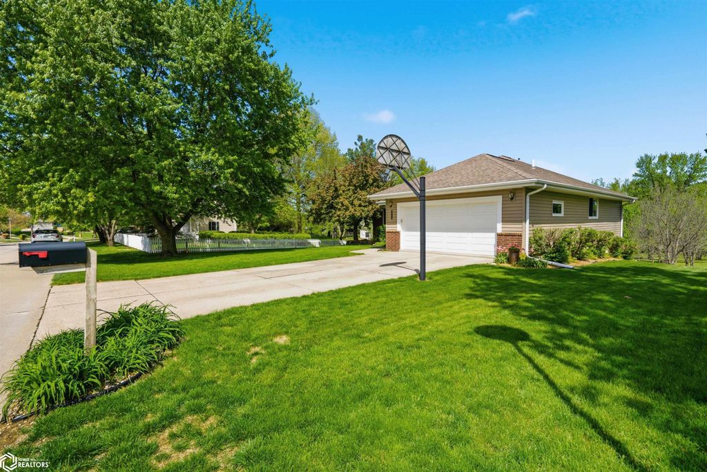Photo of 203 W Corry Court, Mount Pleasant, IA 52641 (MLS # 6337625)