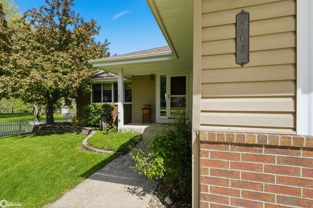 Photo of 203 W Corry Court, Mount Pleasant, IA 52641 (MLS # 6337625)