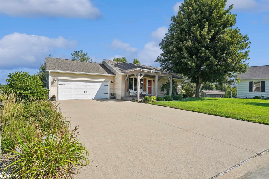 Photo of 1015 S Shamrock Circle, Mount Pleasant, IA 52641 (MLS # 6341448)