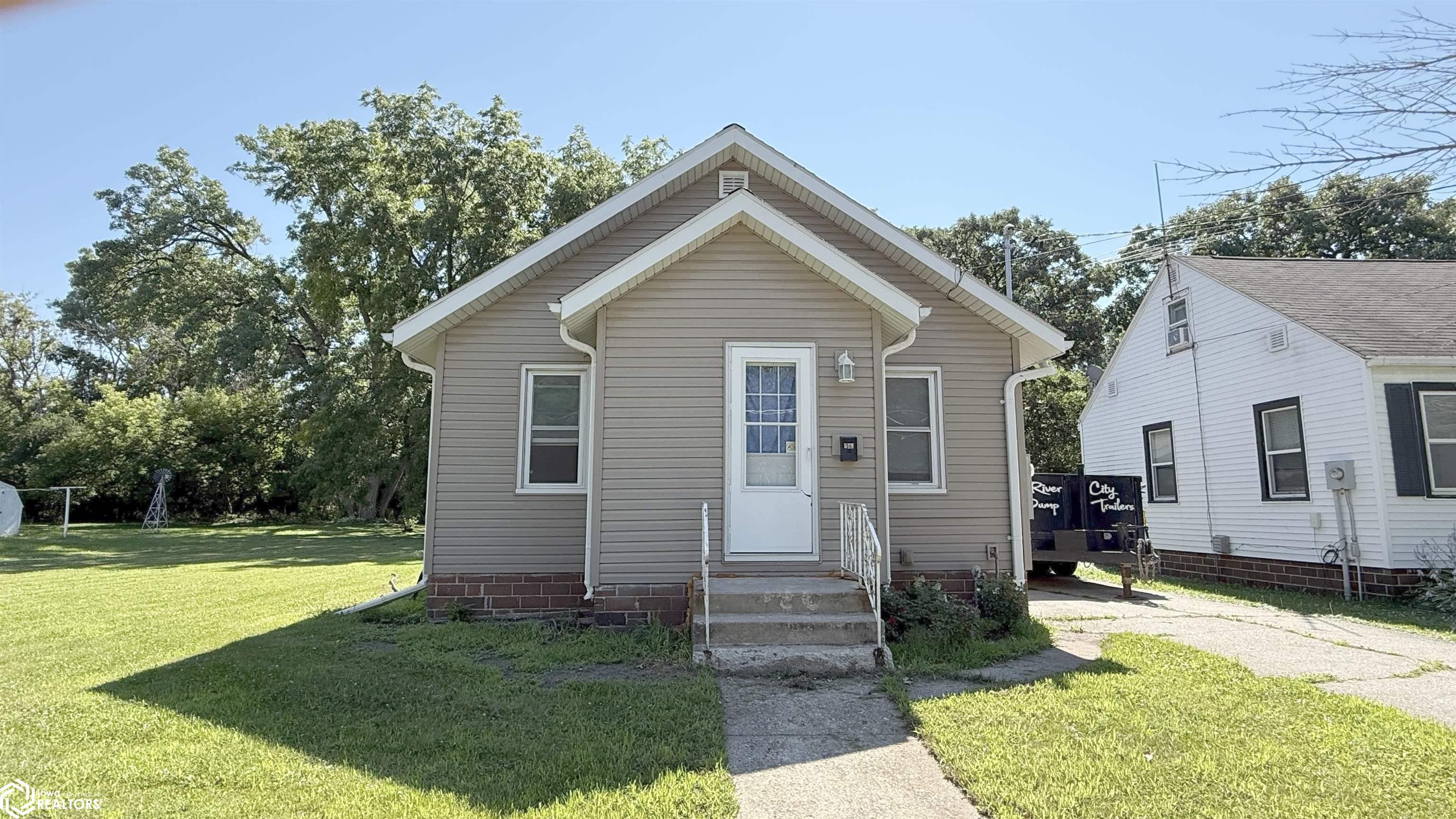 Photo 1 of 12 — 511 N Jackson Avenue, Mason City, IA 50401