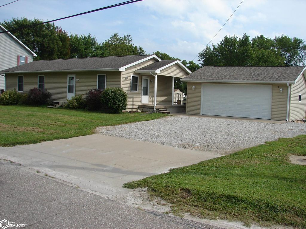 Photo of 1206 W Saunders St. St, Mount Pleasant, IA 52641 (MLS # 6330672)