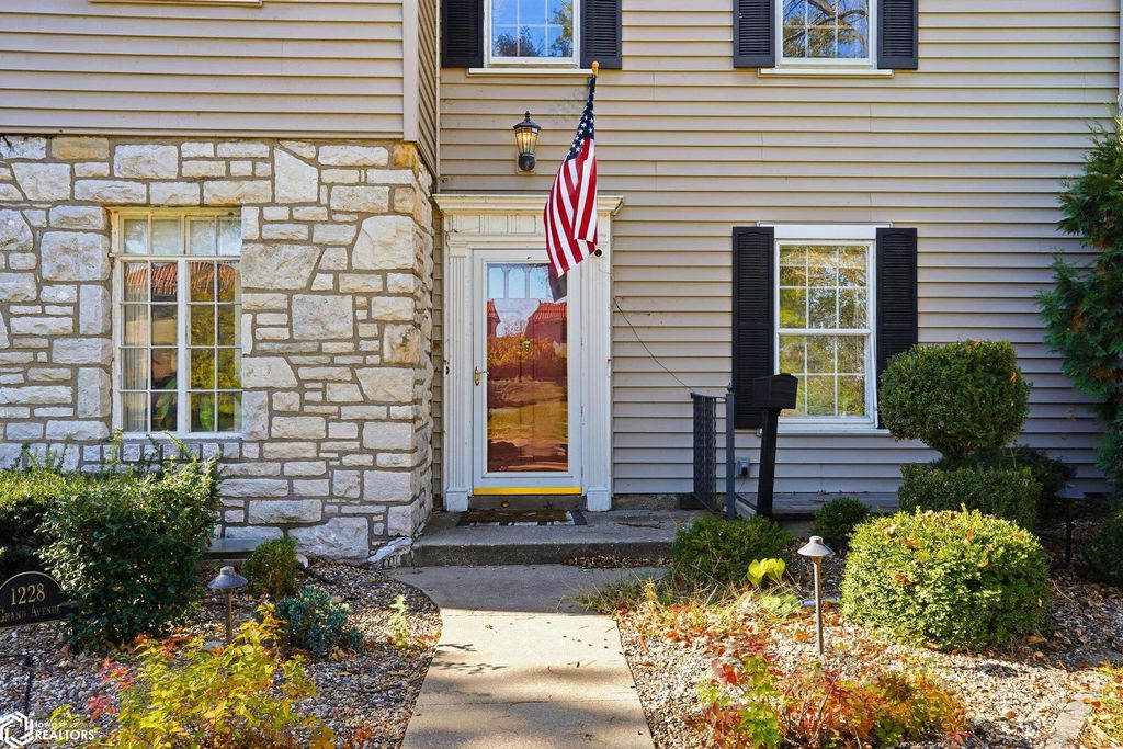 Photo of 1228 Grand Avenue, Keokuk, IA 52632 (MLS # 6333455)