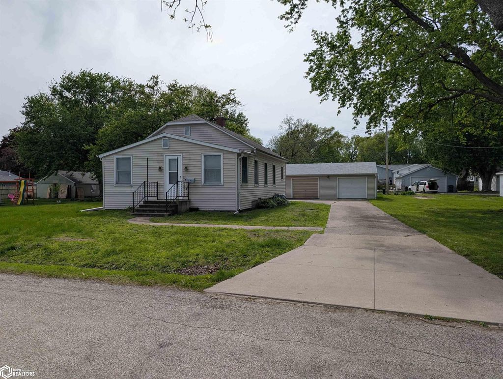 Photo of 925 Shields Street, Burlington, IA 52601 (MLS # 6337687)