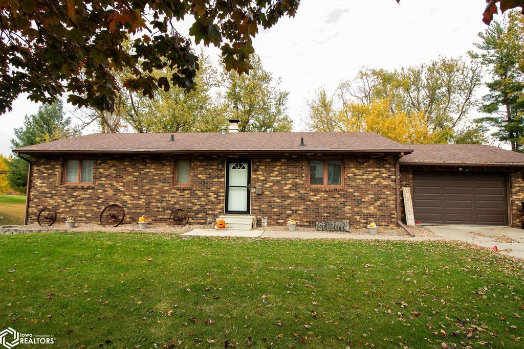 Photo of 1939 Gladstone Street, Ottumwa, IA 52501 (MLS # 6333501)