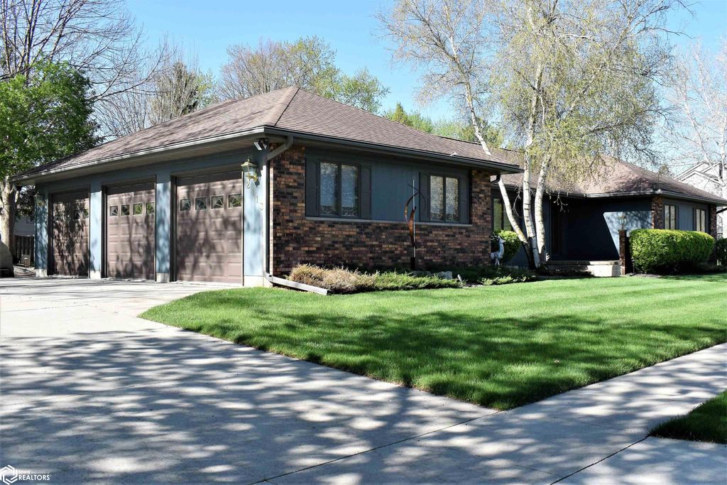 Photo of 2113 Briardale Drive, Iowa Falls, IA 50126 (MLS # 6337759)